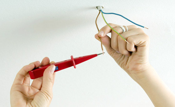 Как повесить люстру на потолок: натяжной и обычный, с крюком и на планку