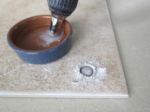 Как просверлить отверстие в кафельной плитке: сделать в керамической, вырезать розетку, смеситель на трубу