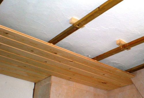 Как сделать деревянный реечный потолок - особенности монтажа, преимущества вагонки, фотографии и видео