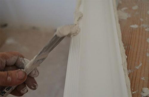 Как сделать монтаж потолочного плинтуса своими руками, как снять и при необходимости сделать ремонт, детальное фото +видео