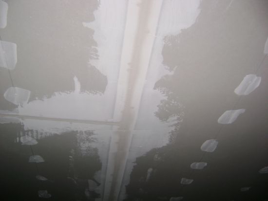 Как шпаклевать потолок под покраску: видео-инструкция как зашпаклевать своими руками, цена, фото