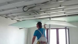 Как выровнять потолок гипсокартоном: материалы и монтаж