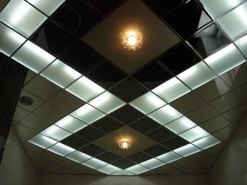 Кассетный потолок: Албес и Cesal, фото металлических, Caveen алюминиевый, размеры и монтаж плит, видео