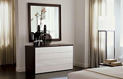 Комоды в спальню: фото угловых и узких, белый столик и шкаф для вещей, длинный в детскую, кровать и тумба, стильная мебель в интерьере комнаты