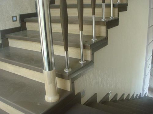 Комплектующие для лестниц: элементы креплений, части теплого пола от производителя, фото плинтуса, как собрать