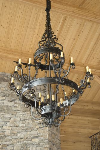 Кованые люстры (53 фото): потолочные светильники под старину, большие бра, черная и белая ковка, примеры в интерьере