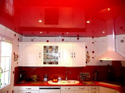 Красный натяжной потолок на кухне - особенности и применение