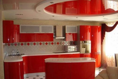 Красный натяжной потолок на кухне - особенности и применение