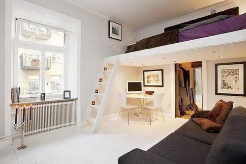 Кровать под потолком - интересный способ экономии места