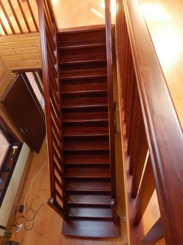 Лак для лестницы: деревянная из сосны, чем покрыть и отзывы, обработка полиуретановым, окрашенные фото
