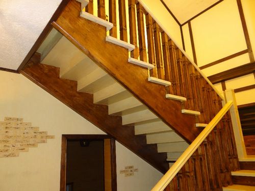 Лестницы из лиственницы: элементы ступеней, фото и изготовление, отзывы о лаке, плюсы и минусы производителя