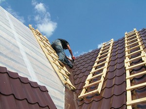 Монтаж крыши из металлочерепицы своими руками: инструкция, видео