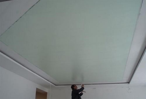 Можно ли покрасить натяжной потолок, как выбрать краску, подробное фото и видео