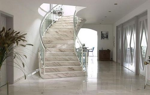 Мраморная лестница: фото в доме, облицовка ступеней, изготовление и отделка, ремонт ограждающих панелей