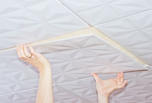 Наклеивание потолочной плитки: способы, правильная технология