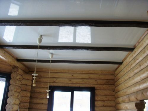 Натяжной потолок в доме из бруса: как сделать своими руками