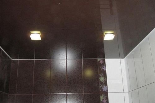 Натяжной потолок в ванной комнате, как сделать установку, особенности глянцевого покрытия, фотографии и видео