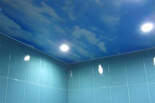 Натяжной потолок в ванной комнате, как сделать установку, особенности глянцевого покрытия, фотографии и видео