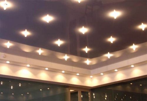 Натяжные потолки и освещение, возможные варианты, преимущества точечных светильников, фото и видео примеры