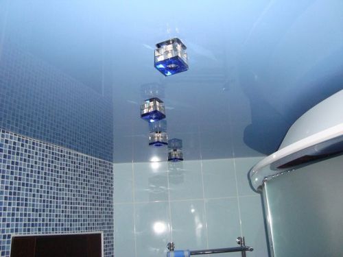 Натяжные потолки в ванной - преимущества и недостатки, фото дизайна