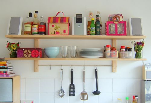 Навесные полки на кухню (62 фото): кухонные открытые настенные полки - подвесные и угловые