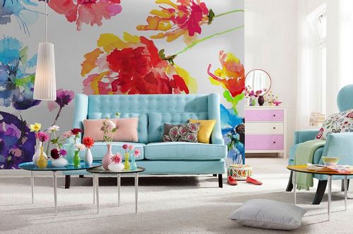 Обои с цветами в интерьере гостиной (49 фото): дизайн зала с крупными цветочными узорами персикового цвета