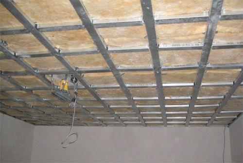 Обрешетка потолка под гипсокартон: как правильно прикрутить гипсокартон к потолку, как сделать нишу, фото и видео примеры