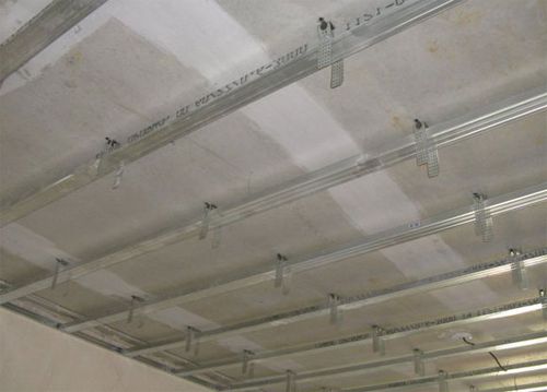 Обрешетка потолка под гипсокартон: как правильно прикрутить гипсокартон к потолку, как сделать нишу, фото и видео примеры