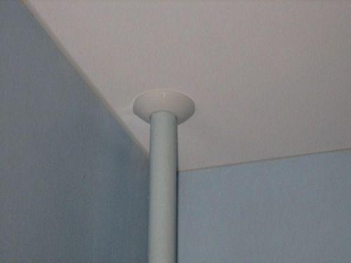 Обвод трубы для натяжных потолков: как обойти трубы, видео с обводкой около воздуховода, отопление и фото