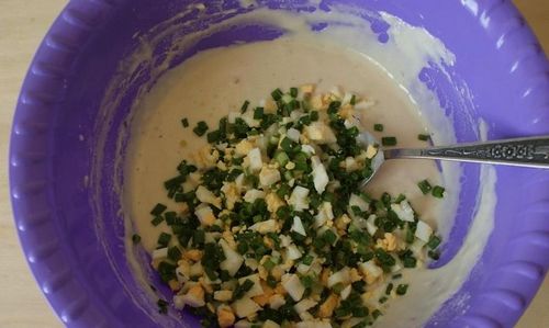 Оладьи с луком и яйцом на кефире: рецепт ленивый, как приготовить на молоке, на сковороде