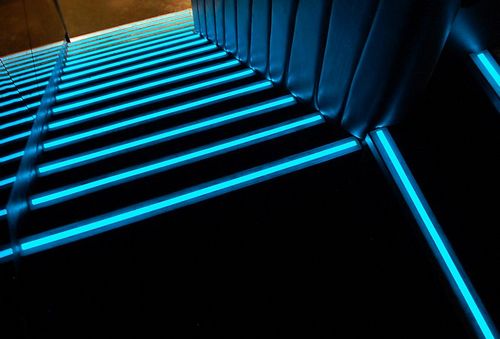 Освещение лестницы: в доме фото, частный датчик движения, светодиодная лента в коттедже, второй этаж и управление