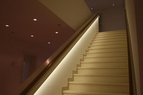 Освещение лестницы: в доме фото, частный датчик движения, светодиодная лента в коттедже, второй этаж и управление