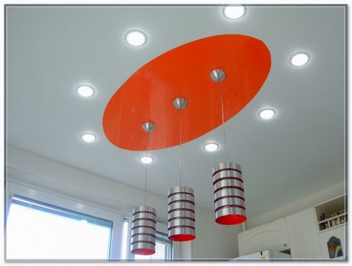 Освещение на кухне с натяжным потолком при помощи светильников