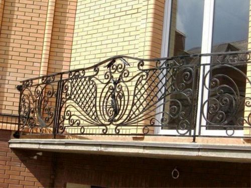 Перила для балконов – основные виды конструкций