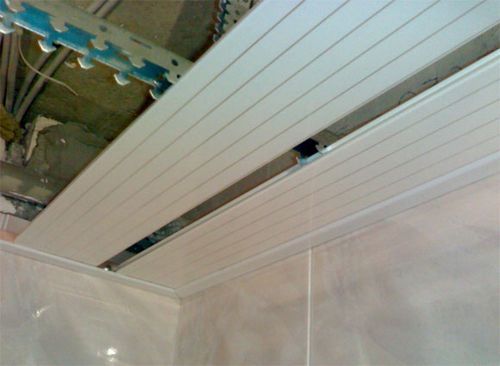 Как сделать реечный пластиковый потолок - технология монтажа, преимущества конструкции закрытого типа, фотопримеры и видео