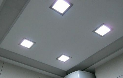 Потолочные светильники для ванной комнаты, как сделать подсветку потолка, фото и видео примеры