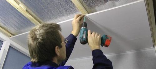 Потолок на лоджии из пластиковых панелей - плюсы, минусы и порядок монтажа