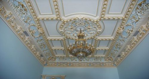 Потолок в дворцовом стиле - особенности и варианты создания