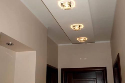 Потолок в коридоре - варианты оригинальных решений оформления
