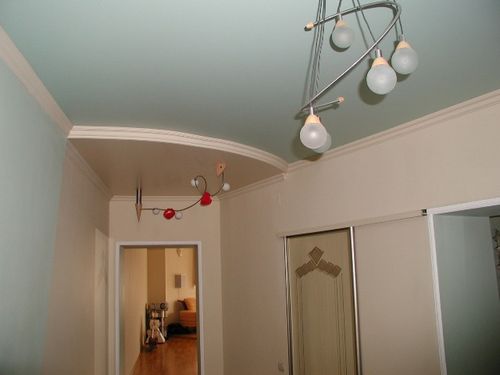 Потолок в коридоре - варианты оригинальных решений оформления