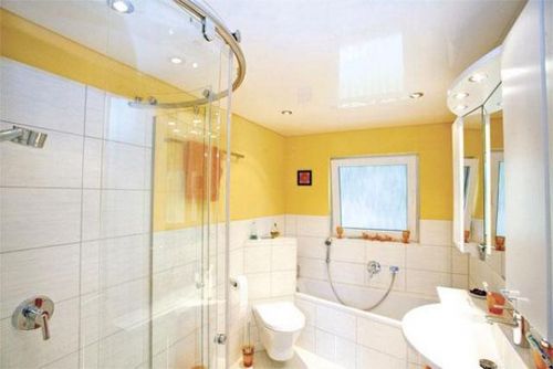 Потолок в маленькой ванной комнате - варианты отделки, фото
