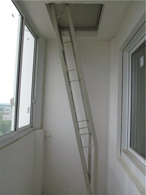 Пожарная лестница на балконе: можно ли убрать, срезать, дизайн, фото