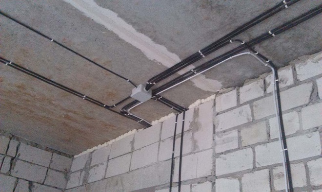 Проводка по потолку: основные способы для разных перекрытий