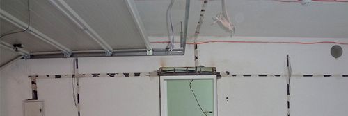 Проводка по потолку: основные способы для разных перекрытий