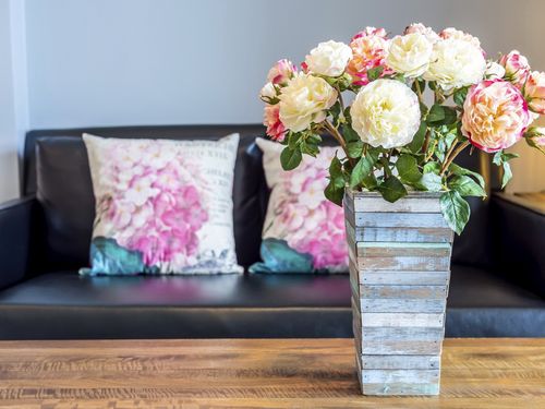Растения в интерьере жилого дома (59 фото): комнатные цветы в красивых вазах, декор из искусственных растений