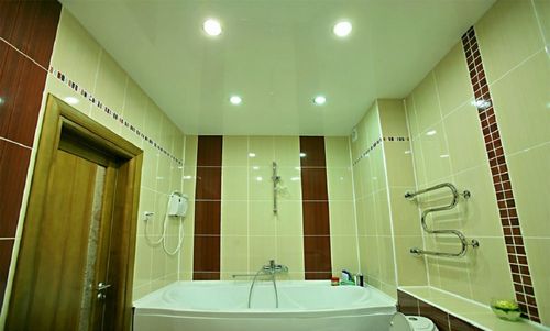 Ремонт потолка в ванной комнате своими руками: натяжной, пластиковые панели