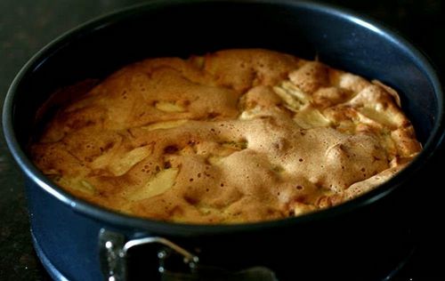Шарлотка на сковороде: с яблоками, рецепт на плите без духовки, в сковороде в духовке, фото как приготовить шарлотку, видео