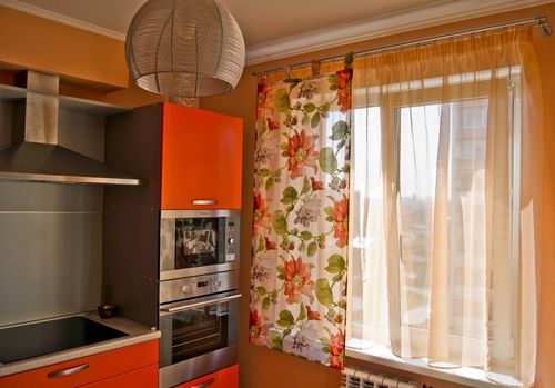 Современные короткие шторы на кухню (78 фото): дизайн занавесок 2018 года - новинки