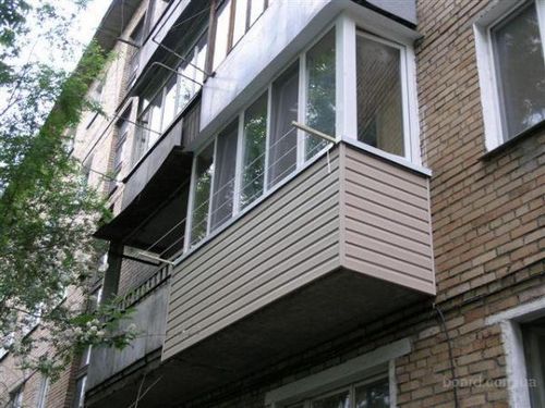 Современные варианты отделки балкона