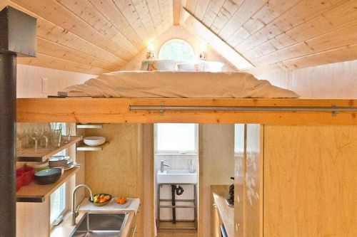 Спальни в деревянном доме: дизайн и фото, интерьер в бревенчатом доме и из бруса, оформление белого чердака